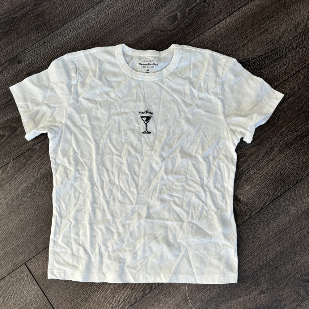 Abercrombie & Fitch Short-Sleeve Martini Graphic Skimming Tee - Picture 6 of 6